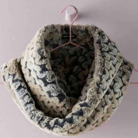 NWT Anthropologie Grey  Remi Faux Fur Infinity Scarf - Picture 1 of 3